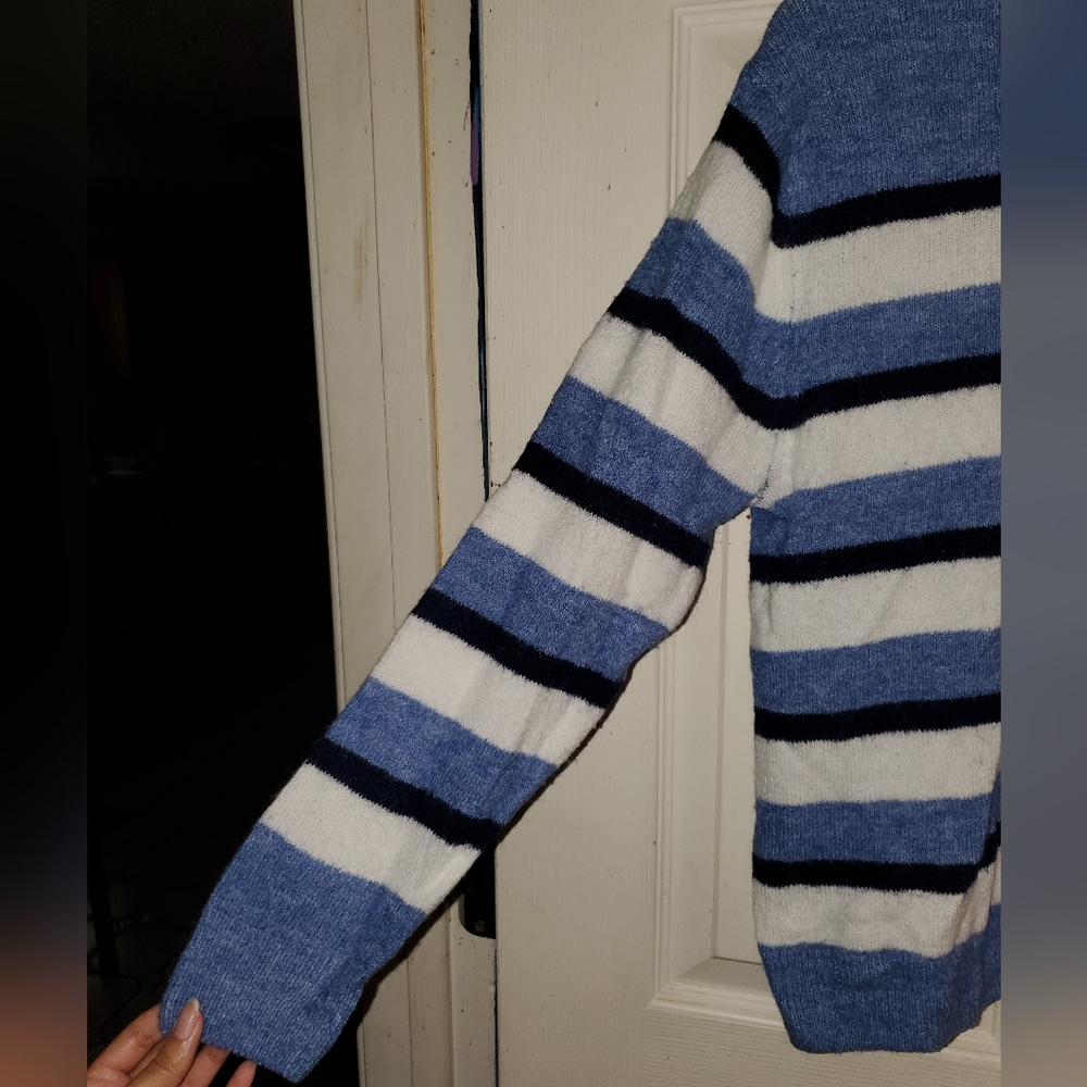 5 for $25 | H&M Crew Neckline Striped Fine Knit Sweater - Picture 6 of 11